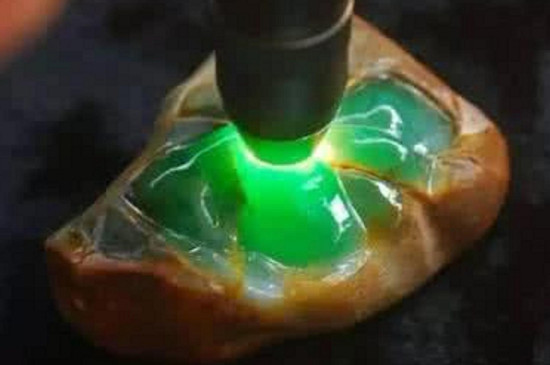 翡翠原石为什么会有皮 翡翠原石外壳怎么去掉   第2张