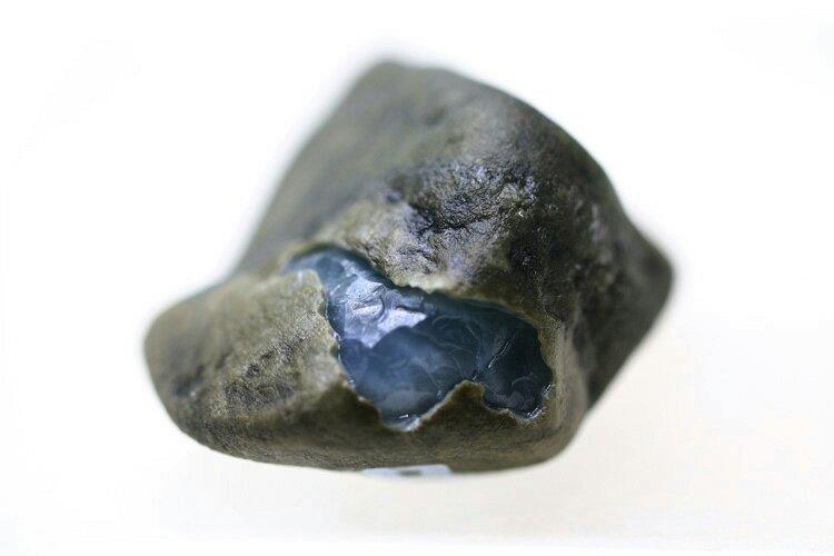 翡翠原石赌石上蟒图片，如何识蟒？   第2张