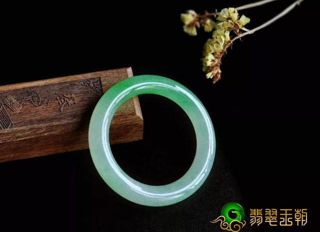翡翠手镯越绿越好吗A货翡翠一般多少钱一克？A货翡翠的价格一般多少才算合理？   第2张