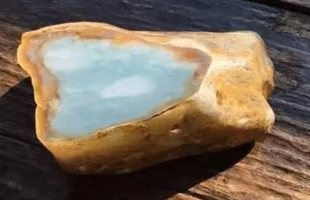 紫罗兰翡翠貔貅吊坠如何看翡翠原石的表现？翡翠原石切开后图片怎么看？   第1张