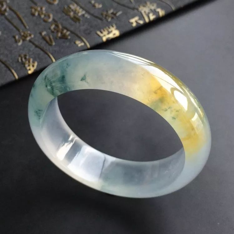 黄翡手镯的价格怎么样？我们该如何挑选翡翠手镯？  第10张