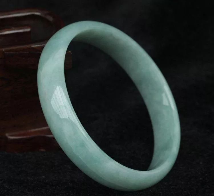 物价回到十年前？豆青翡翠手镯的价格让谁都能满意  第8张
