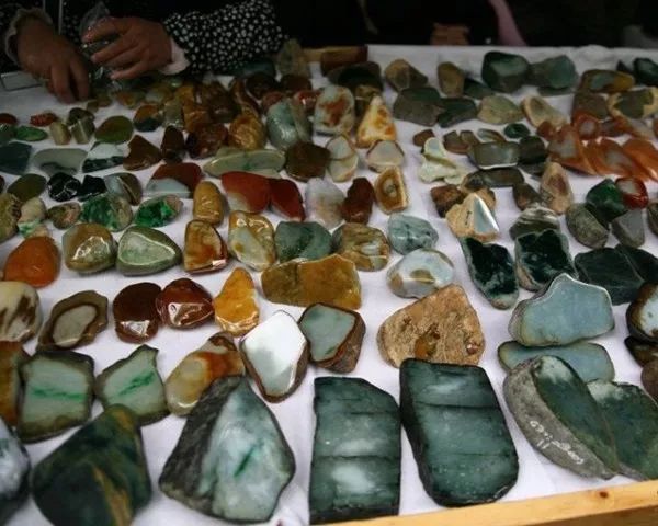 豆阳绿翡翠入手一款墨翠手镯必须要知道的事！影响墨翠手镯价格的因素有这些  第1张