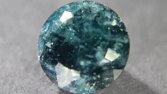 它是“假蓝宝石”，价格却比真蓝宝石还高，这是什么情况？  第8张