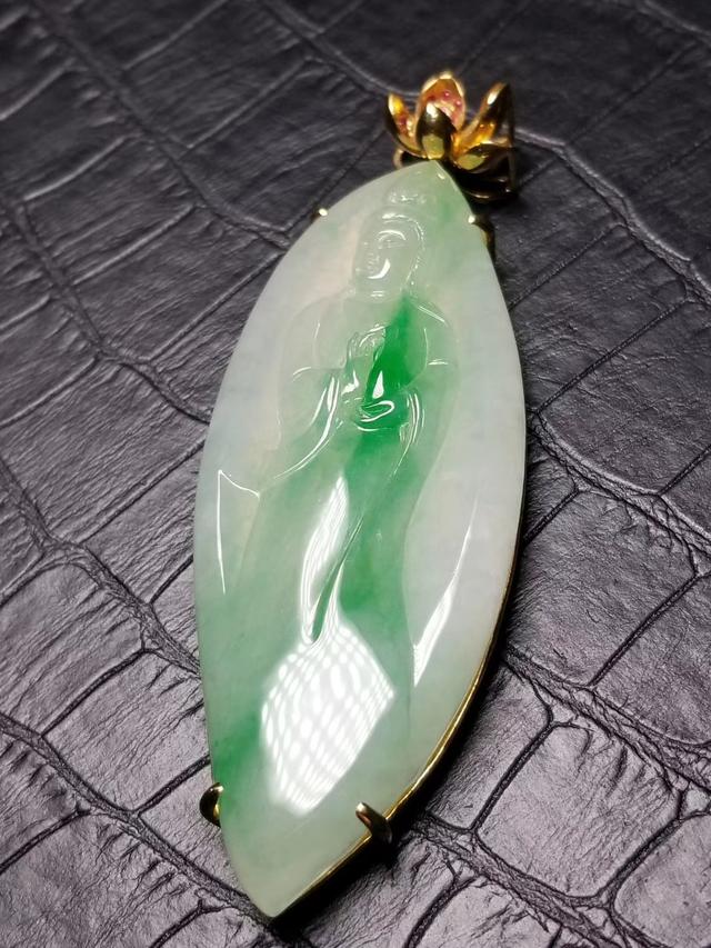 翡翠手镯B货图片你还觉得糯种很廉价吗？它到底什么价位？  第2张