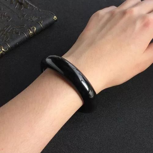 豆阳绿翡翠入手一款墨翠手镯必须要知道的事！影响墨翠手镯价格的因素有这些  第8张