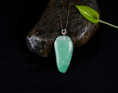 满绿翡翠昂贵罕见，为什么在市场上可以经常见到满绿翡翠出售？  第1张