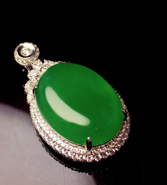 广州翡翠原石市场玻璃种帝王绿翡翠价格怎么样  第3张