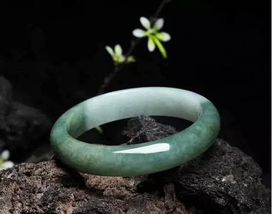 翡翠蛋面戒指镶嵌图片豆绿翡翠值钱吗，玻璃种和冰种哪个好？  第1张