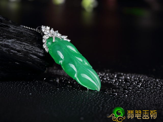 买了很久的翡翠褪色了？平时佩戴翡翠，我们都要注意什么？   第1张