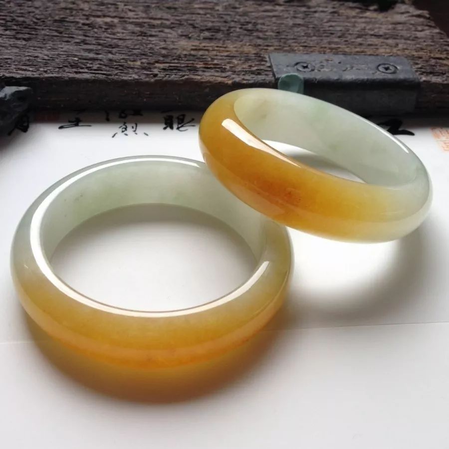 黄翡手镯的价格怎么样？我们该如何挑选翡翠手镯？  第1张