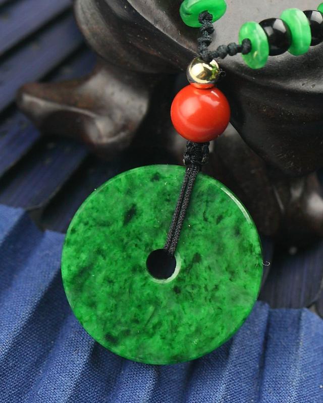 翡翠以绿为贵，你都知道怎么分辨吗？  第19张