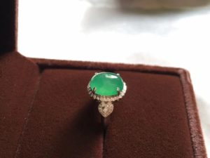 白冰种翡翠价格行情冰灵莹润的翡翠戒指种很老且细致盈润   第3张