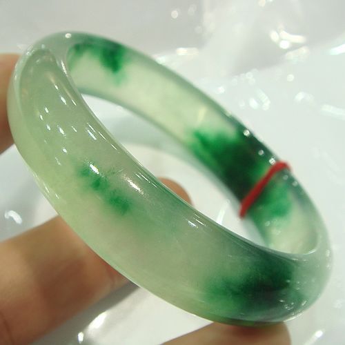 翡翠上的冰种是什么怎样鉴定翡翠的好坏？有哪些方法能够正确的判断翡翠价值？   第2张