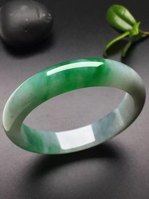 冰蓝翡翠手镯图片阳绿翡翠怎么样？a货阳绿翡翠手镯价格为什么那么贵？  第10张