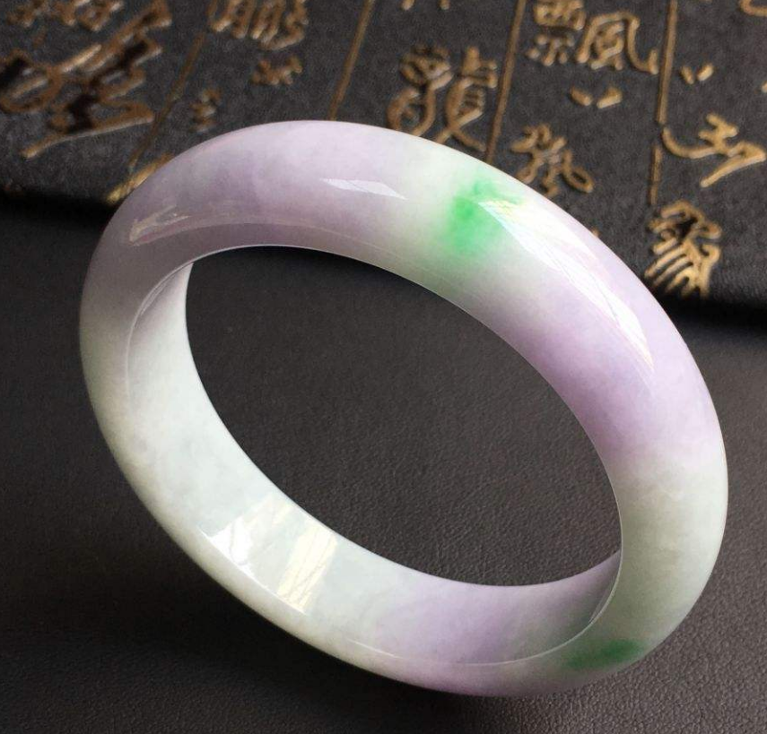 翡翠手镯通常为什么大家都不敢投资翡翠？价格跨度大，评估难度大，款式变化大  第2张