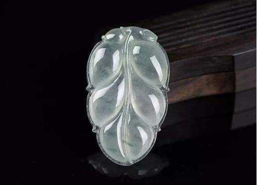 翡翠玉如意吊坠图片常见翡翠挂件的寓意是什么？它们的题材你了解吗？   第2张
