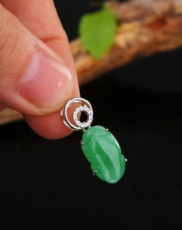 冰蓝翡翠手镯图片阳绿翡翠怎么样？a货阳绿翡翠手镯价格为什么那么贵？  第4张