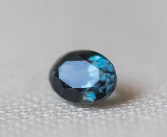 它是“假蓝宝石”，价格却比真蓝宝石还高，这是什么情况？  第1张