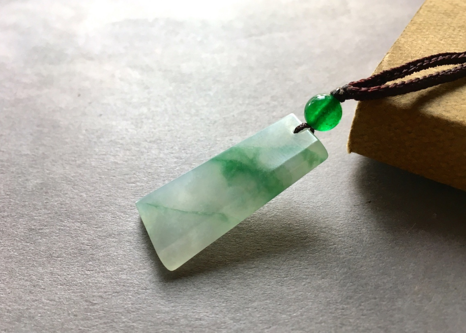 翡翠手镯通常为什么大家都不敢投资翡翠？价格跨度大，评估难度大，款式变化大  第15张