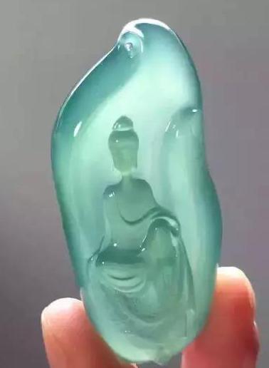 翡翠吊坠珠宝图片大全翡翠手雕多少钱一件？翡翠手雕和机雕的区别   第2张