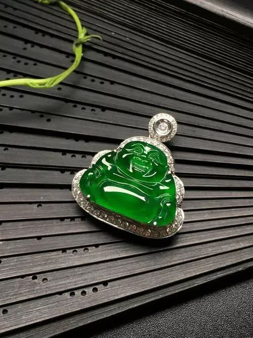 玉佛吊坠价格和图片老坑玻璃种翡翠价格高吗？怎么评价老坑玻璃种翡翠？  第4张