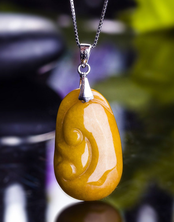 翡翠吊坠的鉴定风格庄严大气，被视为权力和财富的象征，黄翡的价格仍十分实惠  第3张