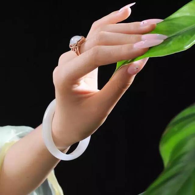 Hot！｜翡翠价格全攻略，你的翡翠手镯到底值多少钱？  第1张