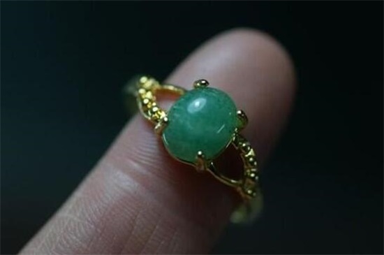 白玻璃种翡翠手镯女人经期戴玉如意好吗，女戴玉如意的影响   第1张