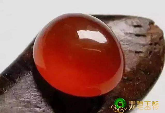 绝品的翡色翡翠——鸡冠子红和鸡油黄翡翠赏析   第2张