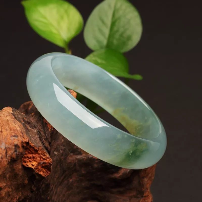 极品翡翠我们该如何看待黄加绿翡翠的市场价格的高低？  第4张