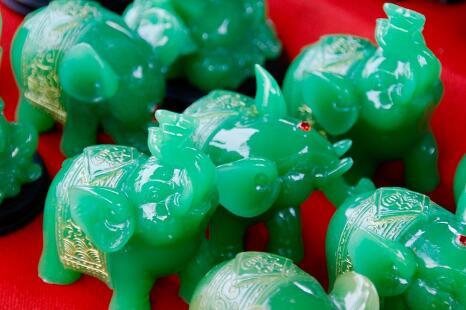 “东方瑰宝”翡翠价格一般多少钱一克？2018年市场行情会好吗？  第2张