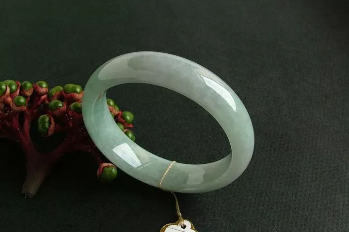豆种翡翠手镯价格贵吗？快来了解一下豆种翡翠手镯的价格！  第3张