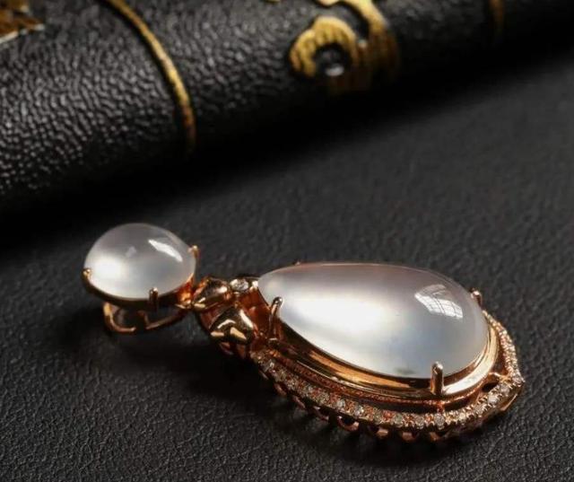 从备受瞩目到遭人嫌弃，经历高开低走后，白色翡翠终于再次逆袭！  第24张