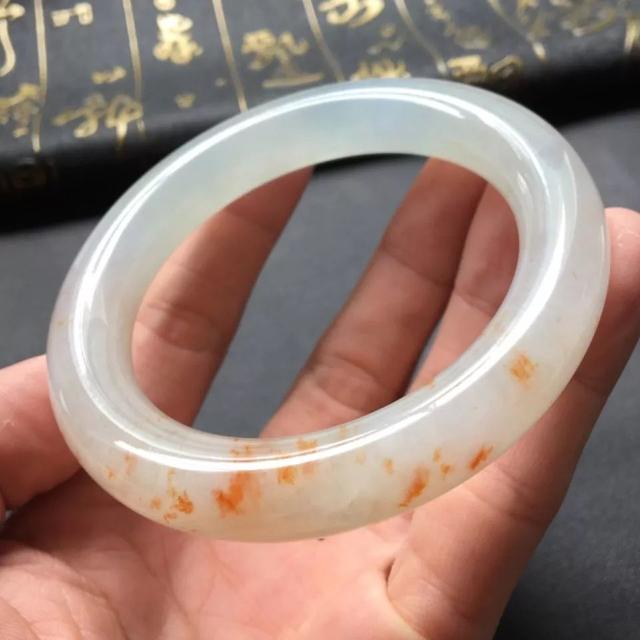 翡翠吊坠冰种价格冰种翡翠玉镯的价格如何？冰种翡翠是性价比最高的翡翠吗？  第9张