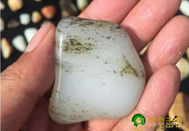 和田玉油库料价格值钱吗？关于这种新奇的黑皮和田玉你知道多少？   第3张