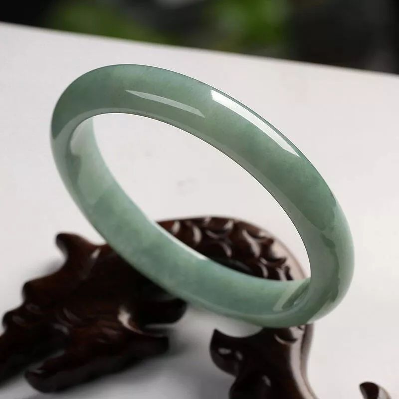 物价回到十年前？豆青翡翠手镯的价格让谁都能满意  第4张