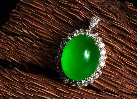 18k金和田玉项链小小翡翠拍出天价，这质地没谁了！  第3张