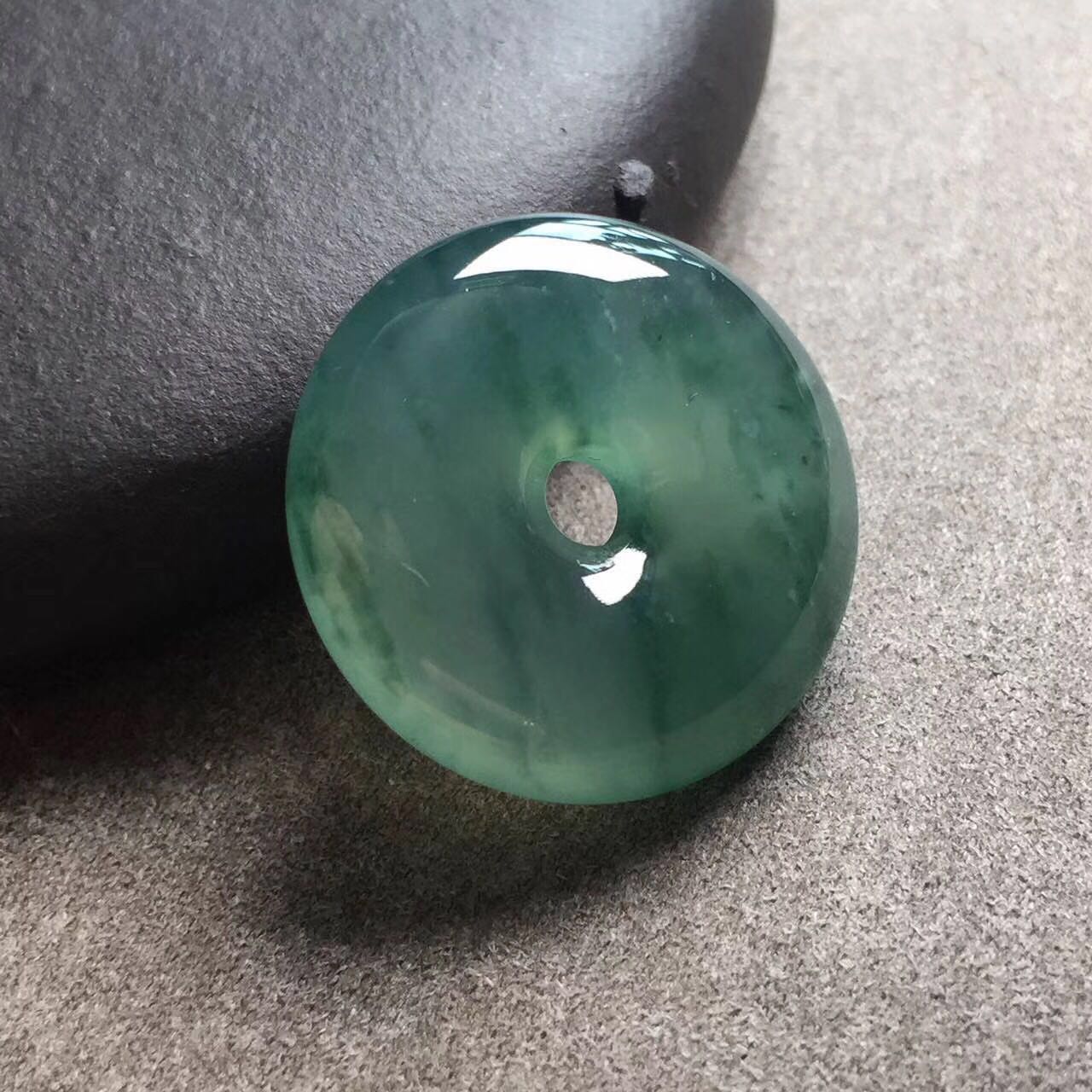 白底绿翡翠平安扣价格「干货分享」新手如何看蓝水翡翠及其价值  第2张