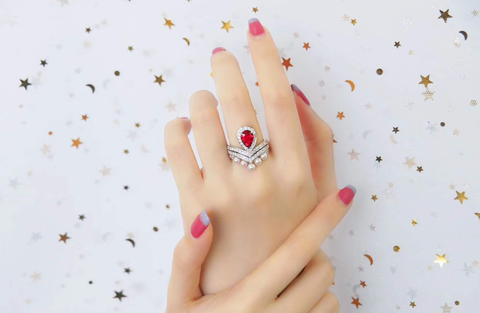 四色不透翡翠手镯红宝石的价格涨幅超过钻石的原因是什么  第1张