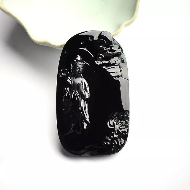 高级翡翠鉴定师绿到发黑的墨翠你见过吗？墨翠挂件的价格如何？  第8张