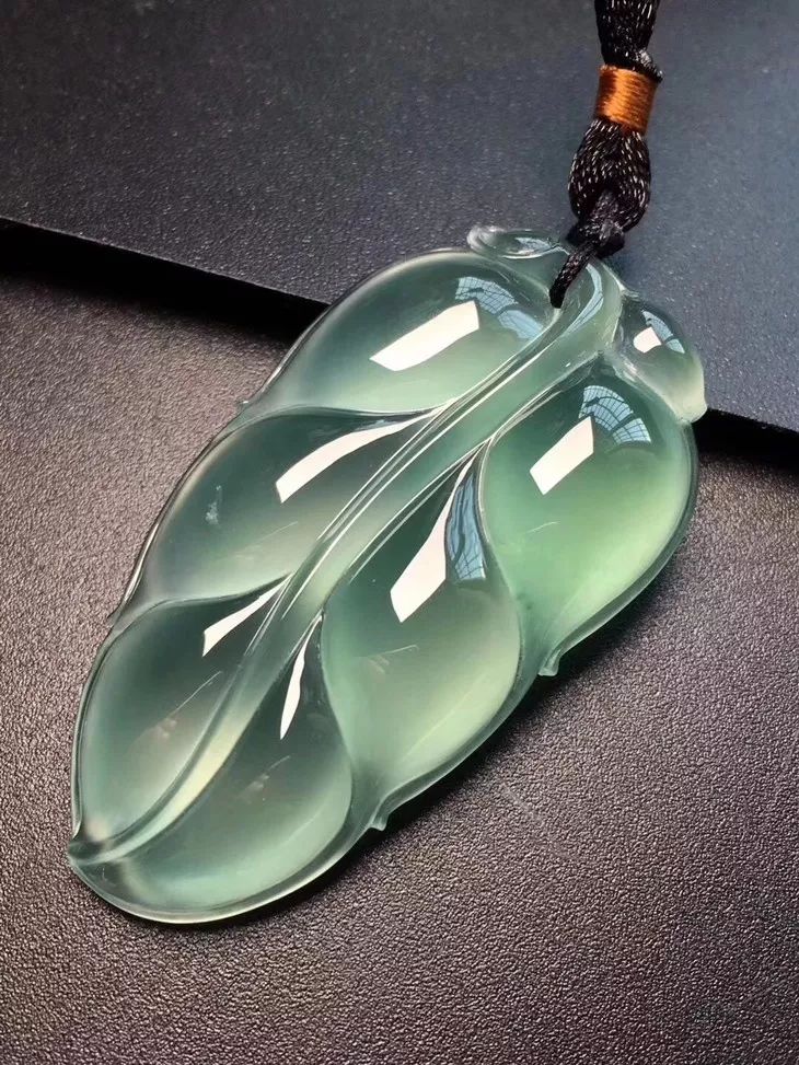 瓷白翡翠手镯图片听说晴水翡翠价格暴跌？真相就在这里！  第1张