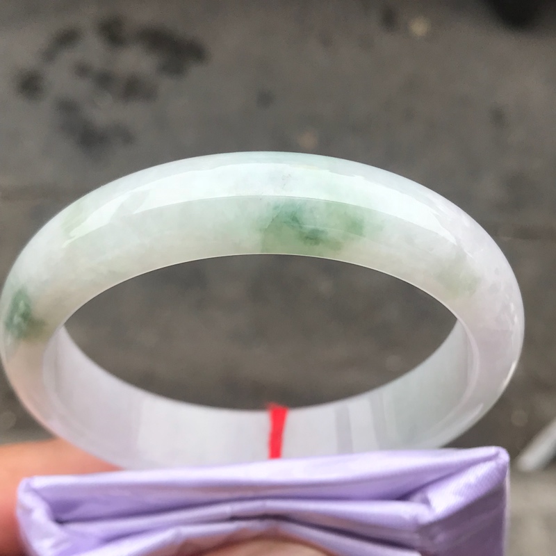 七彩云南翡翠手镯的纪念意义 七彩云南翡翠手镯的价格   第1张