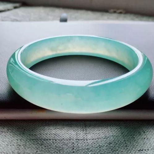翡翠给人的感觉糯冰翡翠手镯颜值高、价格低，难怪成了女性朋友眼中的“白月光”  第3张