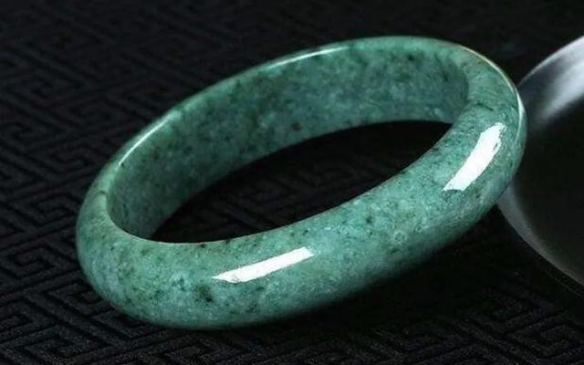 绿翡翠手镯哪里给鉴定翡翠种类你了解多少？  第2张