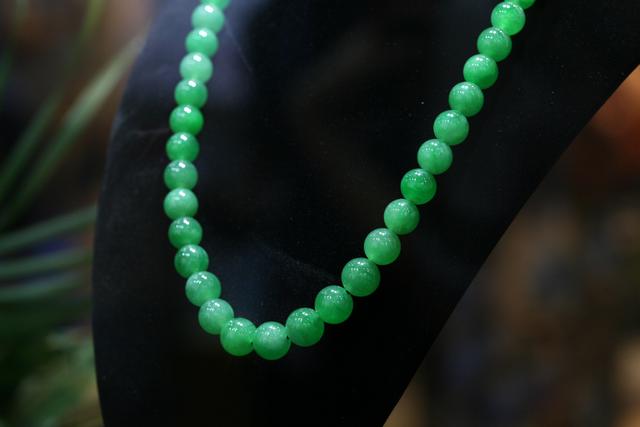 糯冰种漂花翡翠手镯价格如今的翡翠市场是怎么样呢  第1张