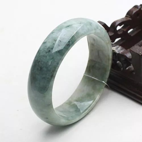 物价回到十年前？豆青翡翠手镯的价格让谁都能满意  第5张