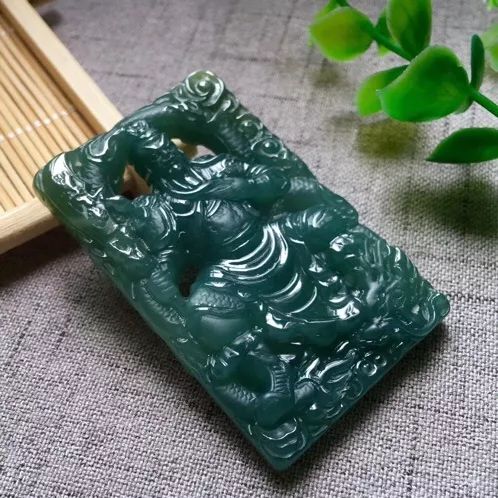 阳绿翡翠手镯圆条蓝水翡翠的价格如何？我们该如何挑选蓝水翡翠？  第3张