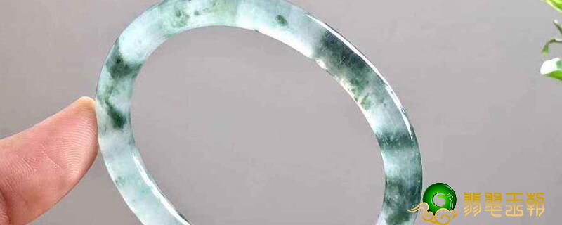 大师证的翡翠要多少钱女人戴翡翠手镯的寓意是什么?戴翡翠手镯的寓意你知道吗?   第1张