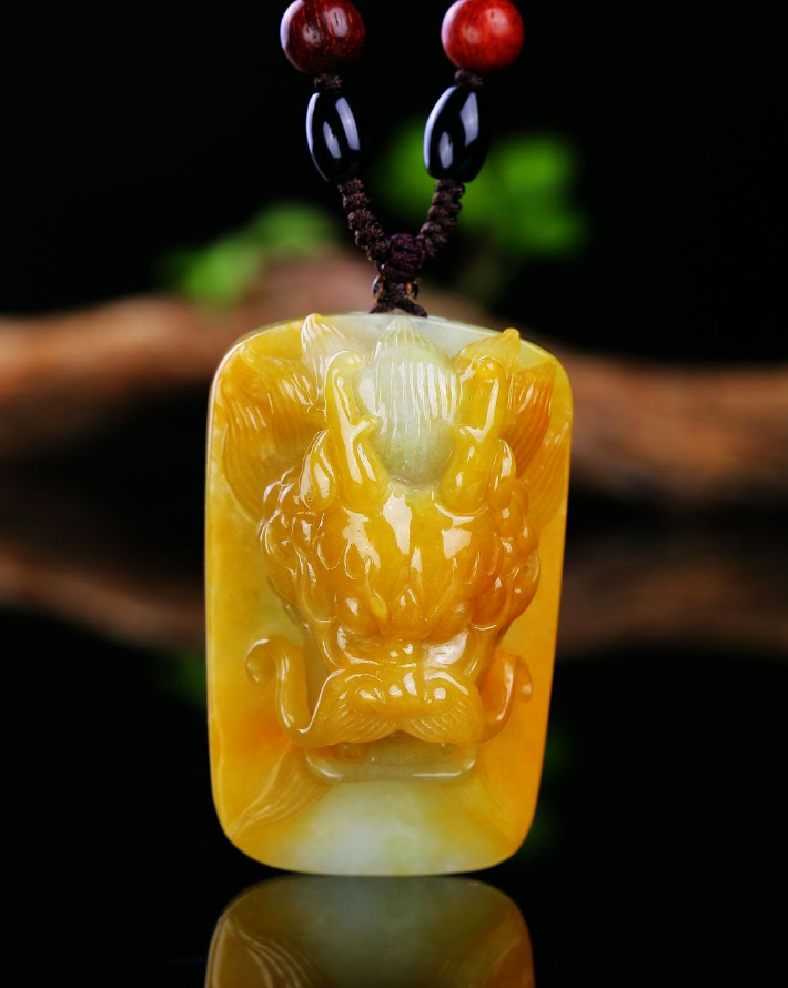 翡翠吊坠的鉴定风格庄严大气，被视为权力和财富的象征，黄翡的价格仍十分实惠  第8张